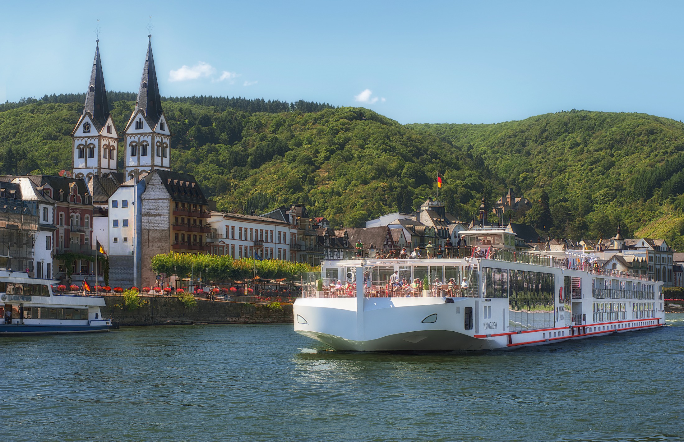 free-image-jpeg-resolution-2200x1422-file-size-1019kb-cruise-ship-on-river-at-rhine-valley-germany-2